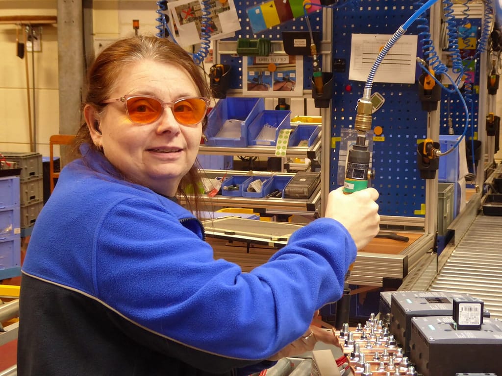 Nathalie Couturier bei ihrer Arbeit in der Elektromontage | Nathalie Couturier lors de son travail dans le montage électrique