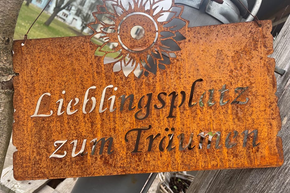 Schild mit der Aufschrift "Lieblingsplatz zum Träumen" für den Garten, Yolande Coop, Luxemburg | Panneau avec l'inscription « Lieu préféré pour rêver » pour le jardin, Yolande Coop, Luxembourg